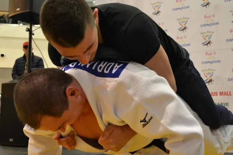 Jandarmul clujean Adrian Petre a doborât un nou record. A făcut flotări pe dosul palmelor cu aproape 90 kg pe el 