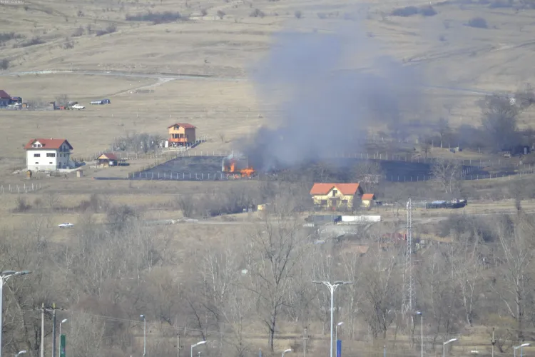 Incendiu lângă VIVO, în Florești. O casă a luat foc - FOTO