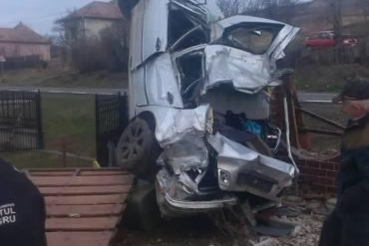 Accident SPECTACULOS la Cluj! Un BMW s-a înfipt ca racheta într-un stâlp - FOTO