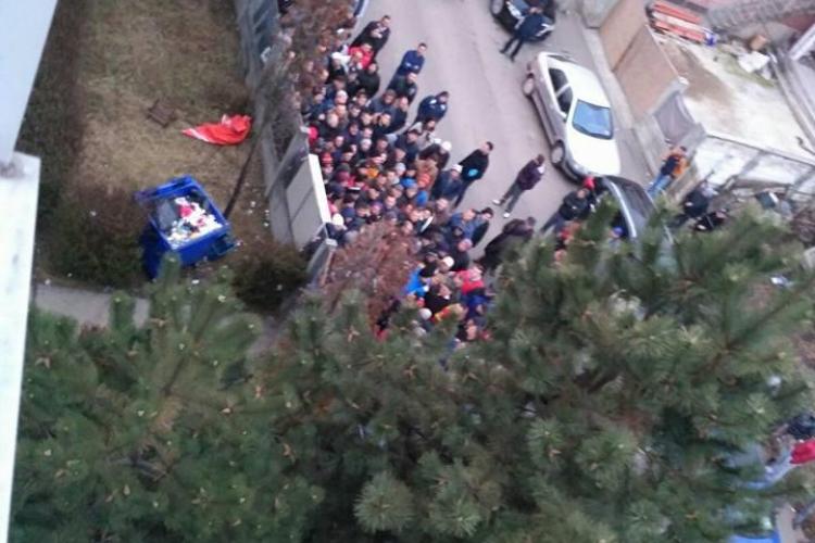 Scandal la Înmatriculări Cluj: Leșină oamenii și nu pleacă pentru a nu-și pierde rândul - FOTO