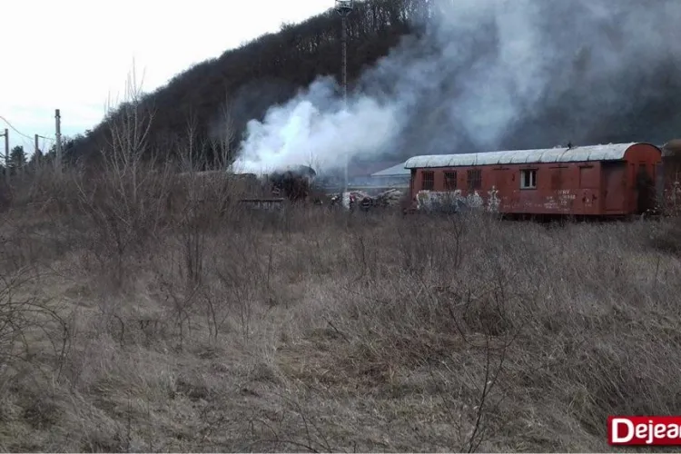Incendiu lângă gara din Dej. Un vagon întreg s-a făcut scrum FOTO