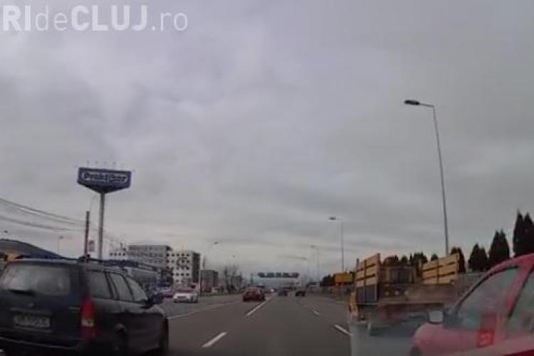 Cluj: A urmărit în trafic un șofer teribilist. Transporta și un copil fără centură - VIDEO