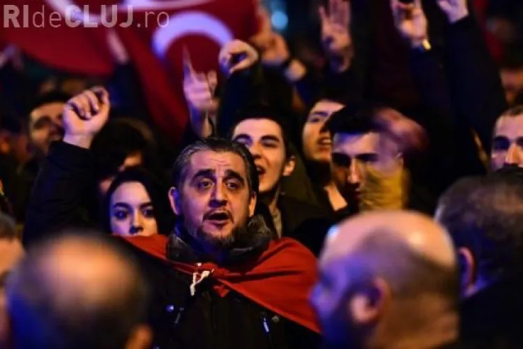 Proteste masive la Rotterdam, după ce un ministru turc nu a fost lăsat să intre în Consulat și a fost expulzat din țară VIDEO