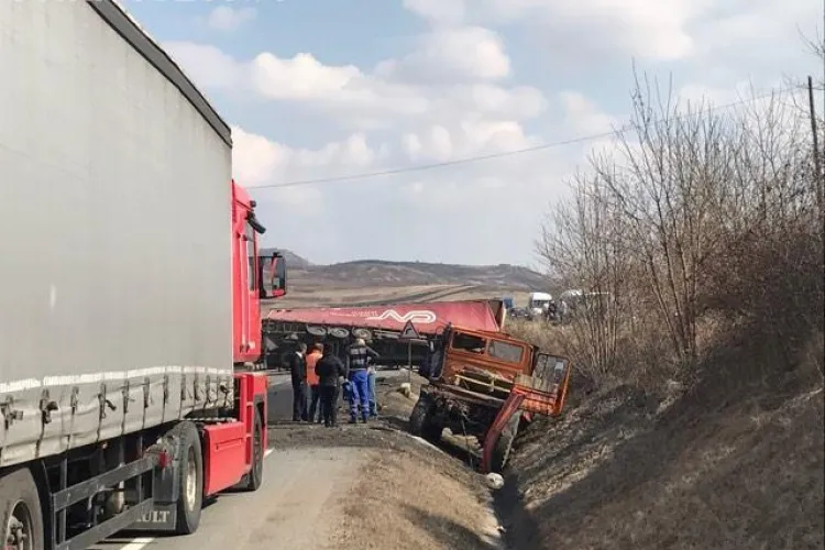 Accident între localitățile Căpuș și Dumbrava. Un TIR blochează drumul - FOTO