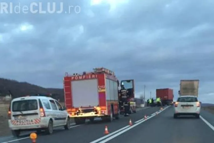 Accident cu două victime la ieșire din Gilău. Un șofer de TIR lovit în plin o mașină, după o depășire periculoasă FOTO