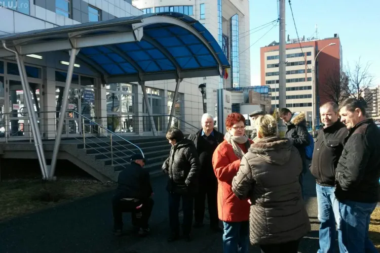 Angajații de la Paza și Protecție Cluj protestează la Consiliul Județean. Firma ar intra în insolvență FOTO