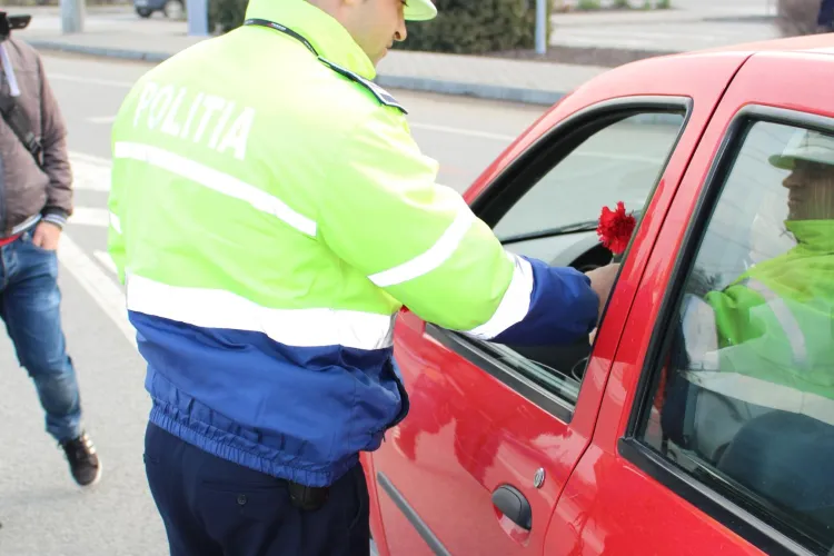 Polițiștii clujeni au oferit flori femeilor în trafic și prin școli, de 8 martie FOTO