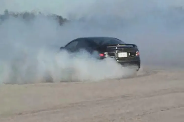 Șofer tupeist, prins la volan fără permis. A cauzat un accident rutier în timp ce făcea ”cerculețe” cu mașina