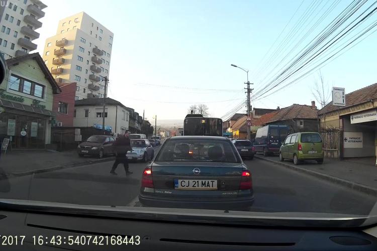 Cum se traversează strada la Cluj - VIDEO
