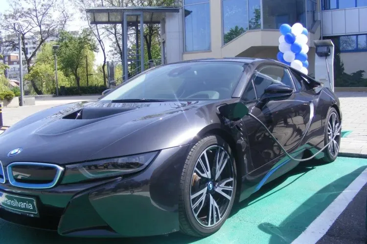 La Univers T a fost inaugurată o staţie de încărcare a autovehiculelor electrice - FOTO