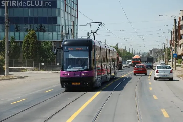 Accident pe Bulevardul Muncii. E bun de PLATĂ după ce a lovit o mașină parcată aiurea