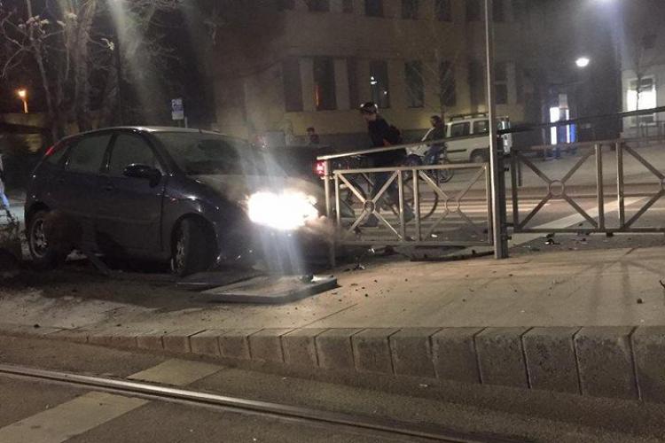 Accident la Opera Maghiară, din Cluj. Un șofer și-a făcut PRAF mașina în refugiul de tramvai FOTO