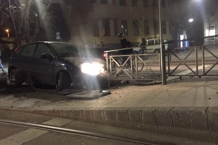 Accident la Opera Maghiară, din Cluj. Un șofer și-a făcut PRAF mașina în refugiul de tramvai FOTO
