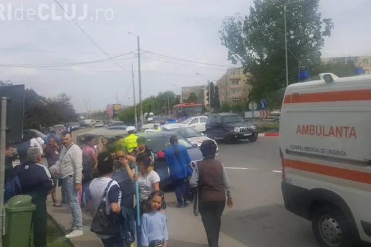 CLUJ: Adolescent rănit pe trecerea de pietoni la Turda. A incercat să sară peste o remorcă FOTO