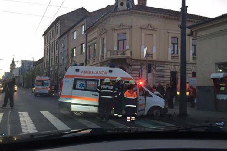 Accident pe Moților! O ambulanță a fost lovită în timp ce mergea spre Mănăștur - FOTO