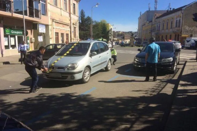 O mamă și copilul ei au fost loviți pe trecerea de pietoni, la Dej. Șoferul, de 70 de ani, abia își luase permisul