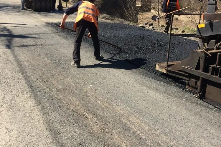 Cluj: Lucrări de asfaltare pe drumul judeţean DJ 107N Someşu Rece - Gura Râşca 