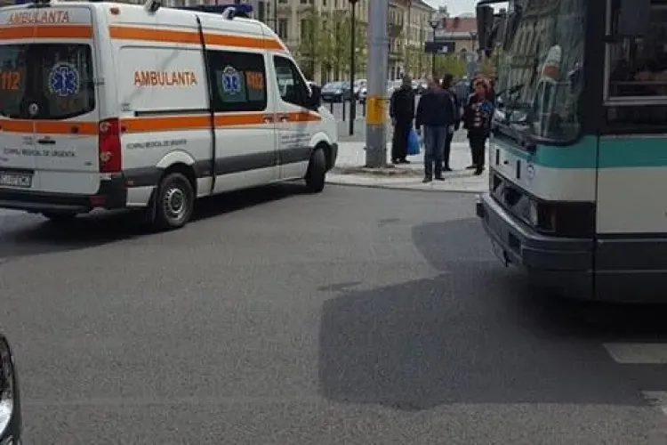 Clujean lovit de autobuz în timp ce fugea pe trecerea de pietoni. Traversa pe roșu FOTO