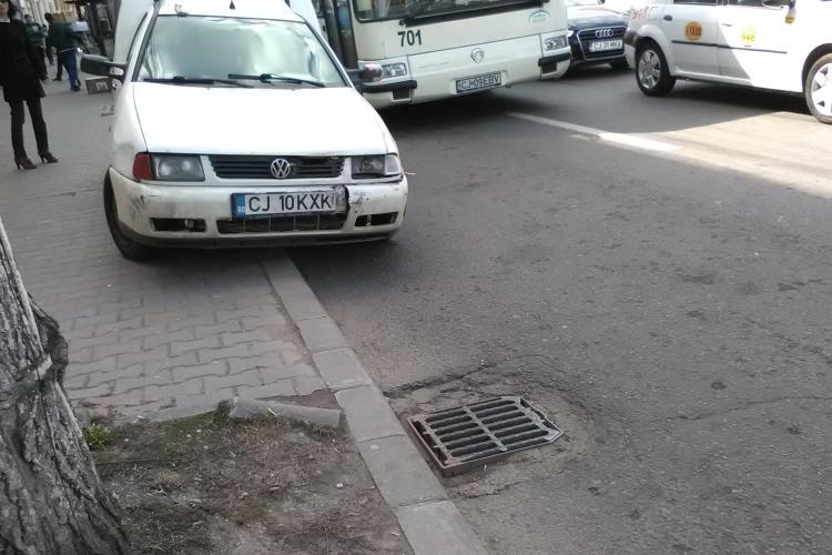 Cluj: Cam asa arata o masina de livrari Cargus, parcata neregulamentar - FOTO