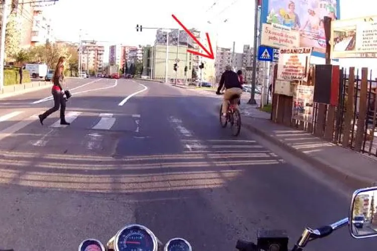 Biciclist cocalar la Cluj! A blocat strada pentru o răfuială cu o șoferiță - VIDEO