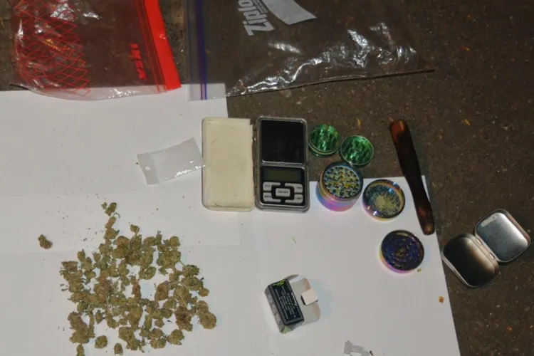 Tineri prinși cu droguri asupra lor, în centrul Clujului. Jandarmii i-au ”săltat” de pe stradă FOTO