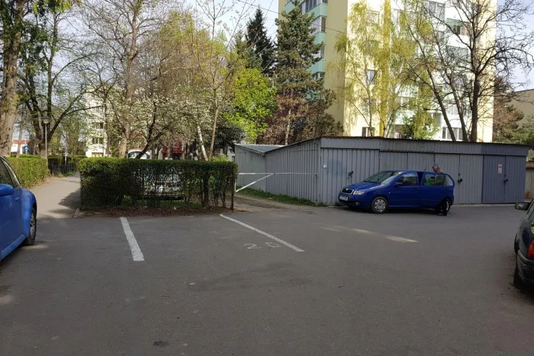 Locuitorii de pe o stradă din Gheorgheni au parcare cu barieră la garaje: Susțin că le-a făcut-o Ceaușescu FOTO