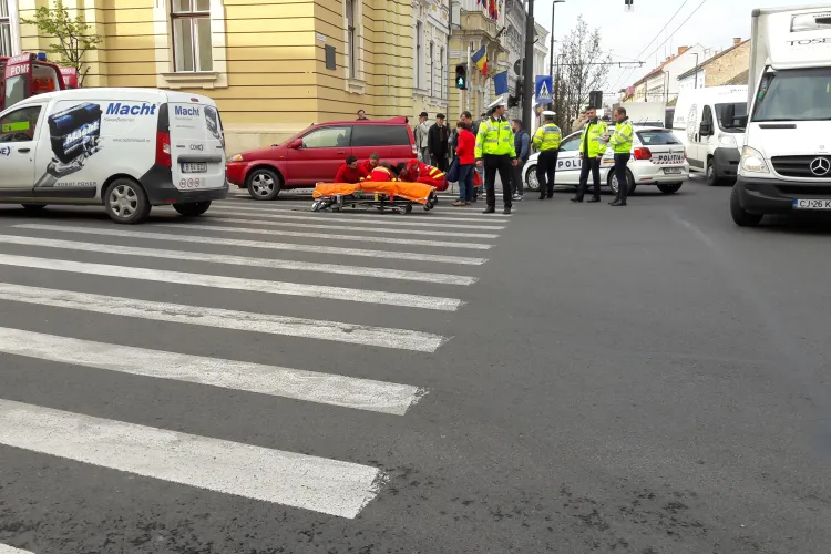 Accident grav în fața Primăriei Cluj-Napoca. Un pieton a fost lovit chiar pe trecere FOTO