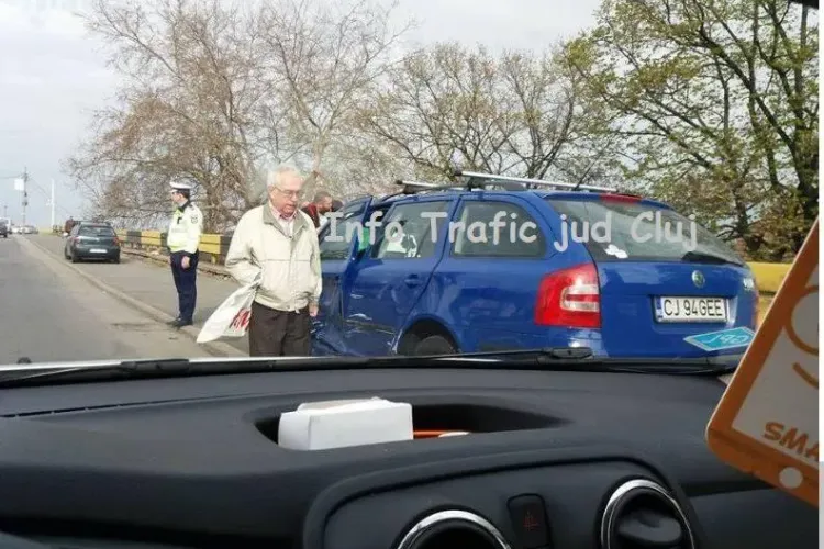 CLUJ: Neatenția în trafic poate costa! Doi șoferi s-au ciocnit cu mașinile la Podul Gării FOTO