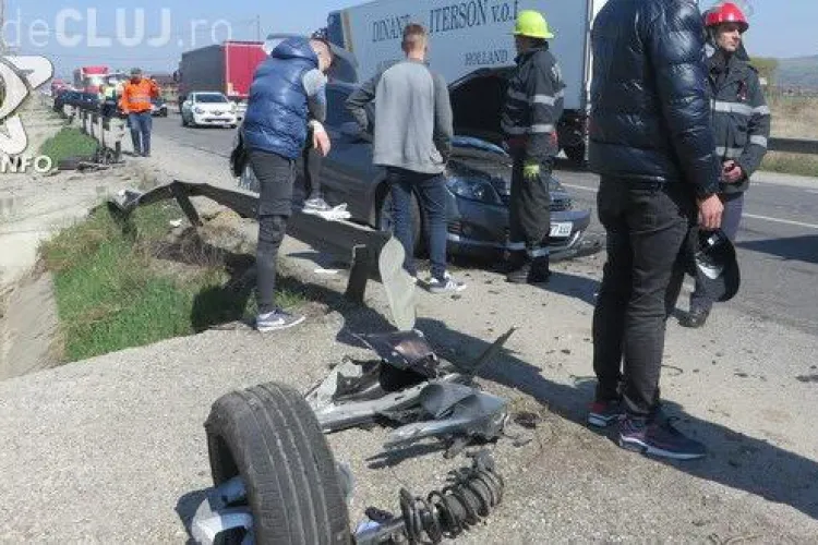 Accident rutier pe un drum din Cluj. Două mașini s-au făcut praf FOTO