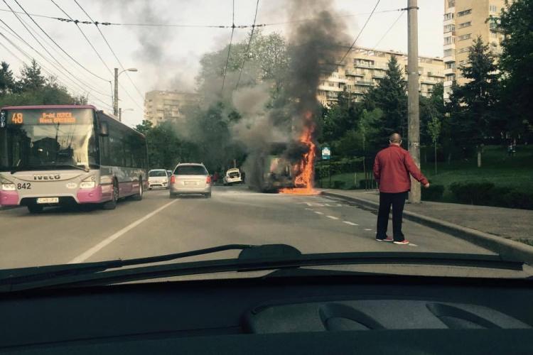 Un autobuz a izbucnit în flăcări în cartierul Gheorgheni! Șoferul a reacționat rapid VIDEO