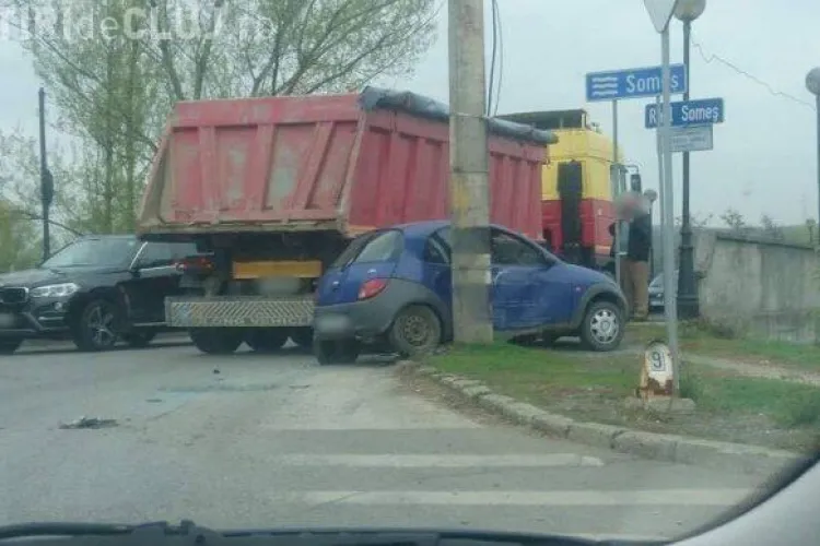 Accident la Dej, surprins de camere. Un camion aproape a împins o mașină în râu VIDEO