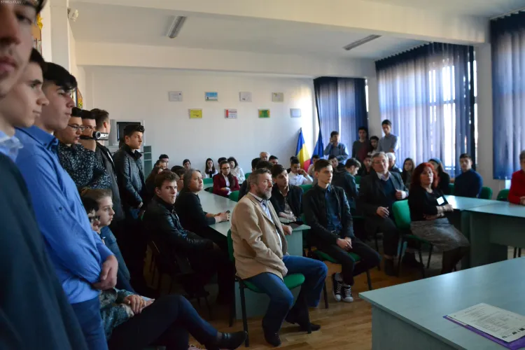 Cluj: Concurs interjudeţean de lucrări experimentale de laborator şi inventică: ”Paşi pe urmele lui Edison”
