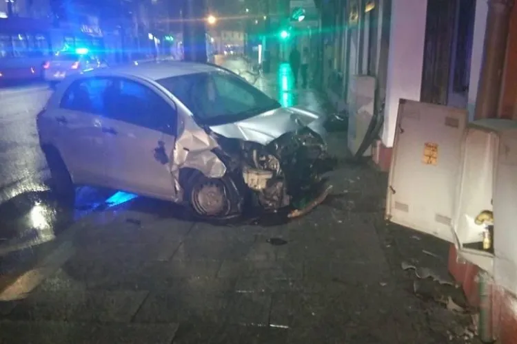 Accident pe Calea Moților! Un șofer beat la volan a ”ras” totul în cale FOTO