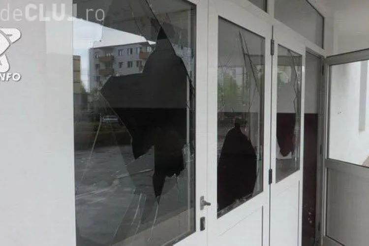 CLUJ: Un ”enoriaș” rupt de beat a făcut țăndări geamurile gării din Gherla, chiar în noaptea de Înviere FOTO