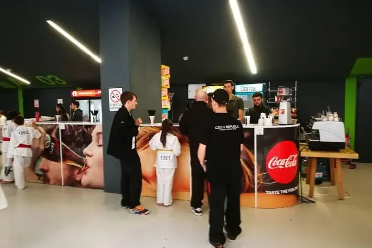 La Sala Polivalentă din Cluj se vinde apa cu 5,5 euro: Pentru că ne permitem! - FOTO