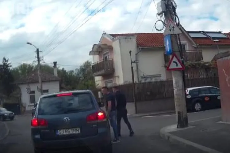 Cluj-Napoca: Cocalari într-un Porsche Cayenne ATACĂ și SCUIPĂ un șofer civilizat - VIDEO