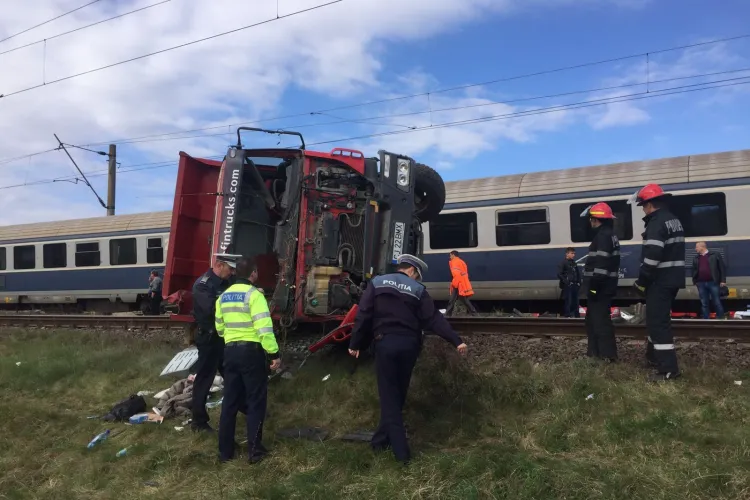 Accident de tren la Jucu. Basculantă spulberată de trenul interregio Baia Mare - București - VIDEO