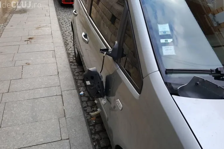 Cluj: Un ”dement” a rupt toate oglinzile mașinilor de pe I.C. Brătianu - FOTO