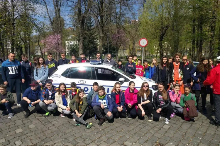 Polițiștii clujeni au plantat copaci cu elevii, în Parcul Central FOTO