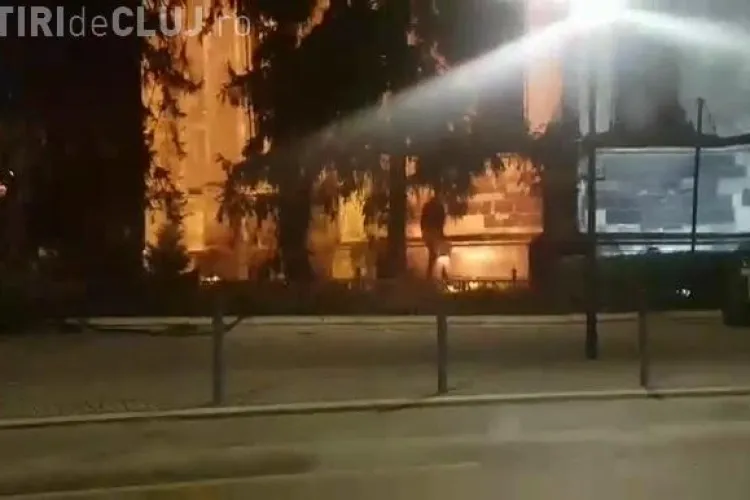 Necivilizație la Cluj: Isi făceau treburile domnii direct pe biserica din Unirii ...- VIDEO
