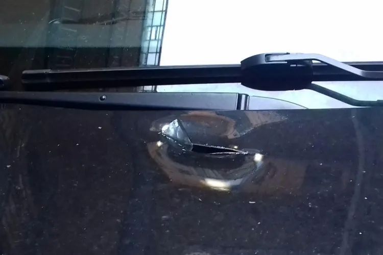 Amenzi DURE după ce o mașină a fost avariată în centrul Clujului de bucăți de sticlă căzute de pe o clădire