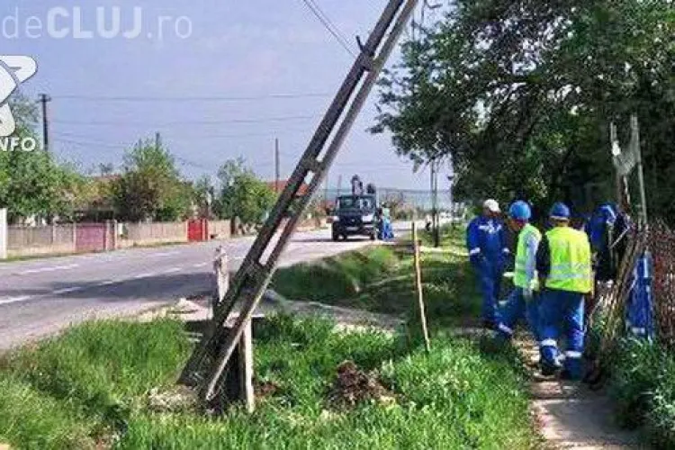 CLUJ: Un șofer a scăpat ca prin urechile acului, după ce a intrat cu mașina într-un stâlp. A ațipit la volan FOTO