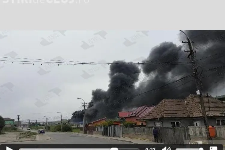 Incendiu la Pata Rât. Fumul gros acoperă cartierul Someșeni - VIDEO
