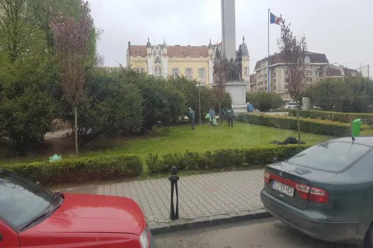 La Cluj, angajații RADP mătură iarba tăiată - FOTO