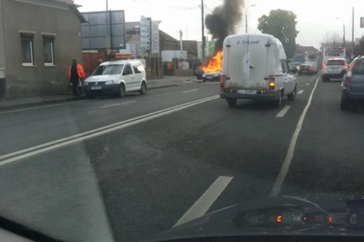 În Cluj-Napoca, pe strada Corneliu Coposu, o mașină s-a făcut scrum – FOTO