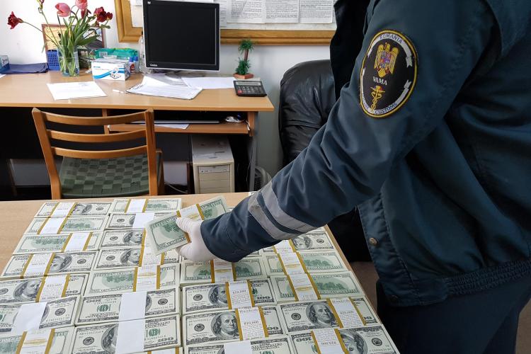 Vameșii au găsit 400.000 de dolari ascunşi într-un autoturism la Sighet