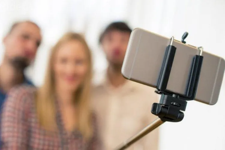 Postezi multe selfie-uri pe Facebook? Vezi ce spun psihiatrii despre tine