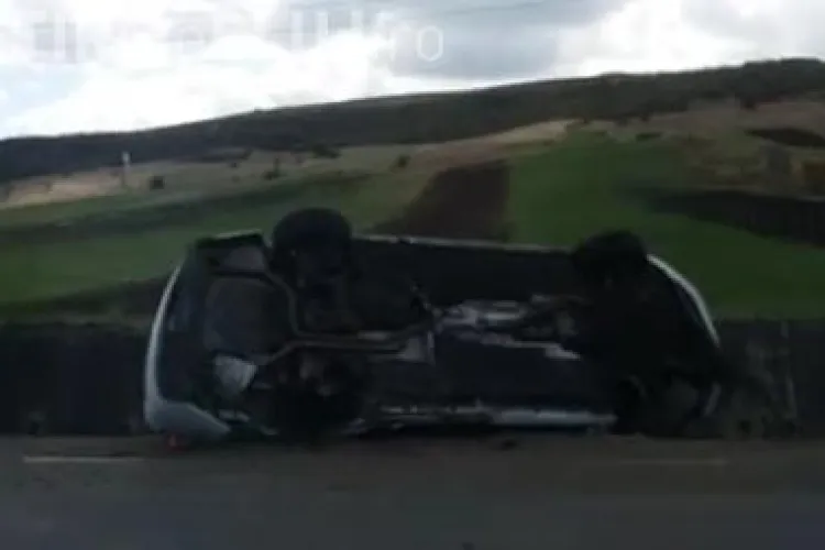 Accident cu o victimă pe un drum din Cluj. Un șofer s-a rasturnat cu mașina după ce a intrat într-un TIR