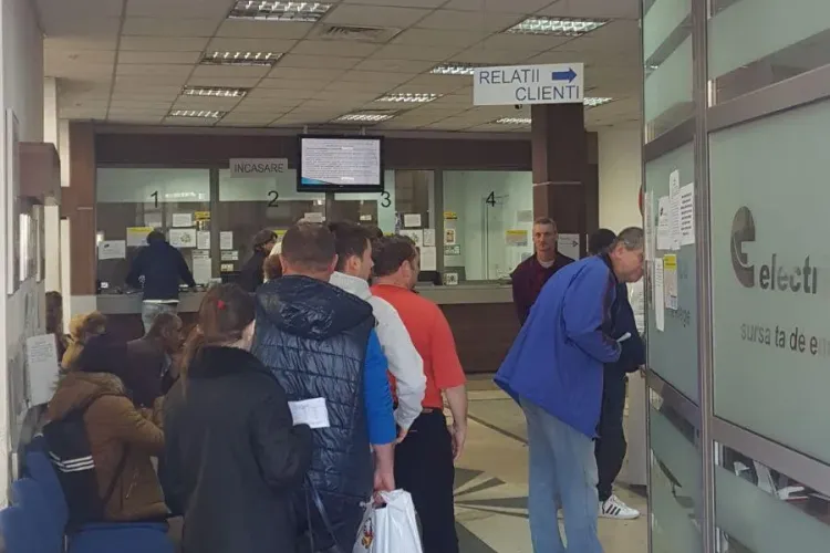 CLUJ: Cum se stă la coadă să îți plătești factura la electricitate FOTO