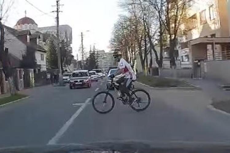 Biciclist inconștient, aproape lovit de mașină la Cluj. A ieșit în fața unui șofer VIDEO